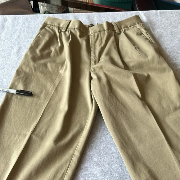 3 for 1 price: 3 pair of Men’s Dockers D3 classic fit khakis - Size 31x30. - Picture 9 of 11